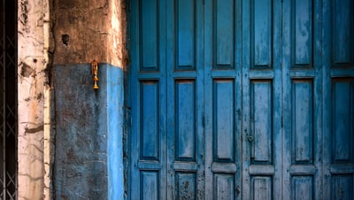 蓝色木质门，蓝色和棕色木质混凝土旁边有面板